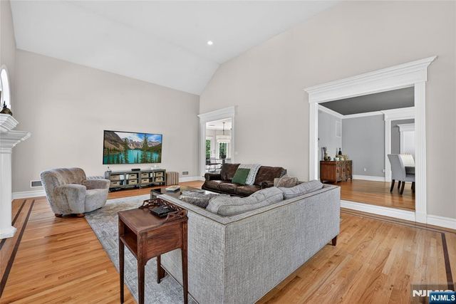 9 Heller Court, Mahwah, NJ 07430
