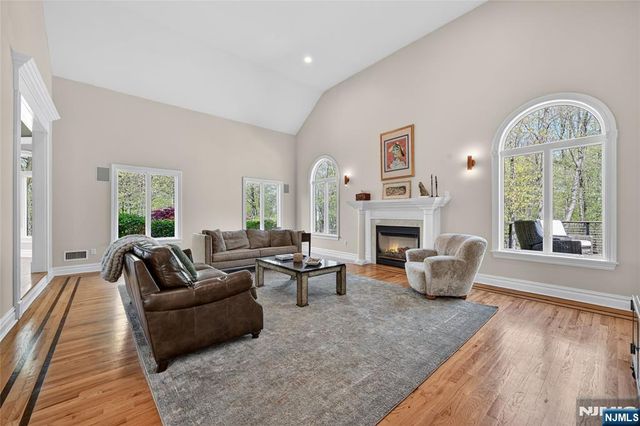 9 Heller Court, Mahwah, NJ 07430