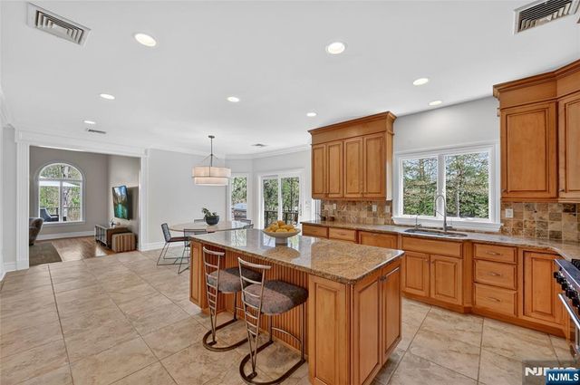 9 Heller Court, Mahwah, NJ 07430