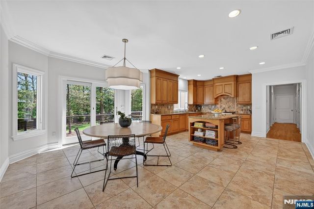 9 Heller Court, Mahwah, NJ 07430