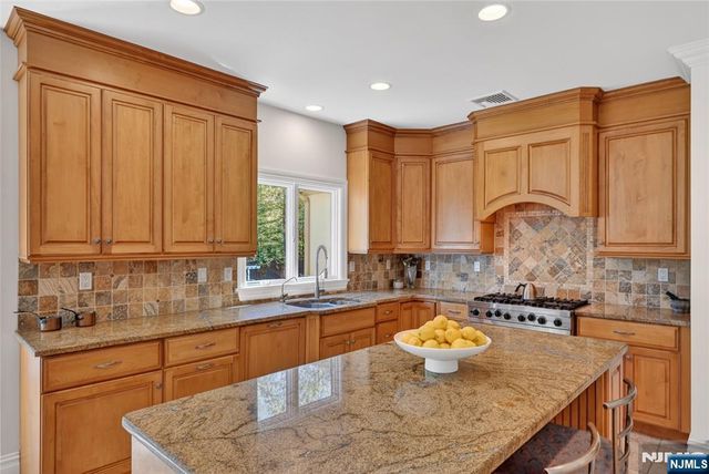 9 Heller Court, Mahwah, NJ 07430