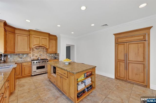 9 Heller Court, Mahwah, NJ 07430