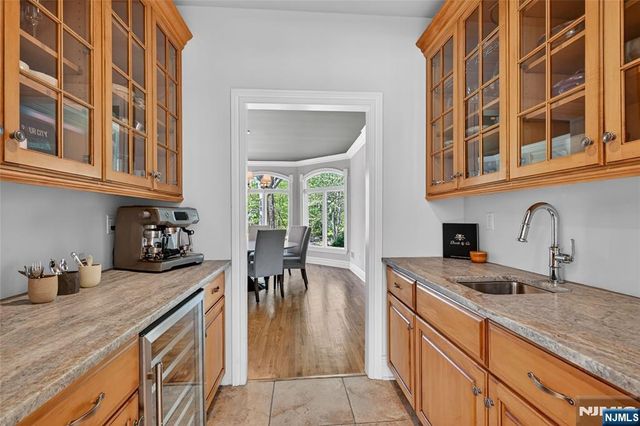 9 Heller Court, Mahwah, NJ 07430