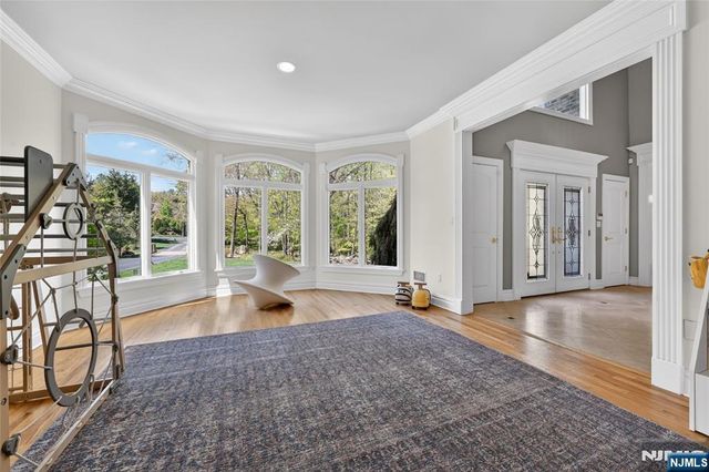 9 Heller Court, Mahwah, NJ 07430
