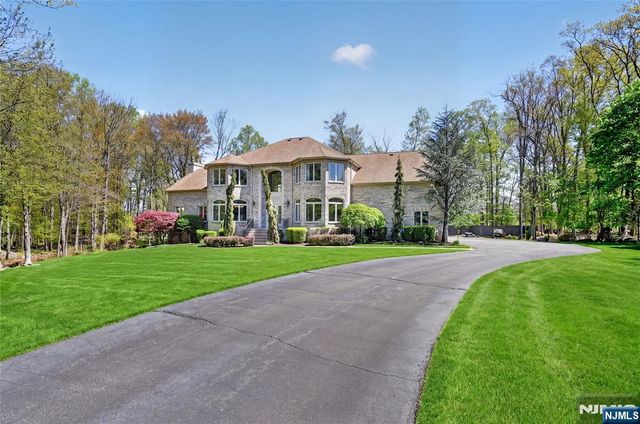9 Heller Court, Mahwah, NJ 07430