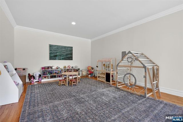 9 Heller Court, Mahwah, NJ 07430