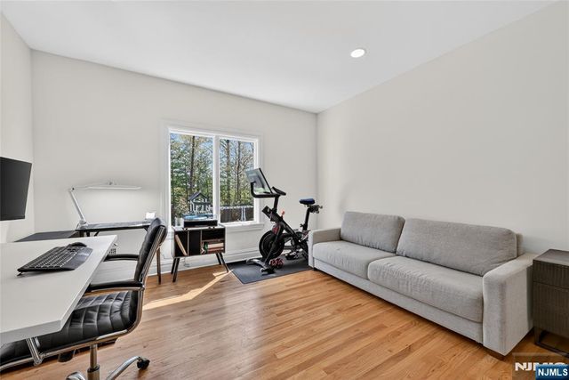 9 Heller Court, Mahwah, NJ 07430