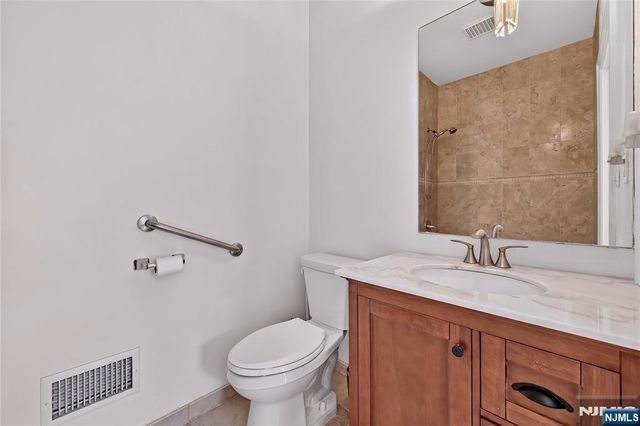 9 Heller Court, Mahwah, NJ 07430