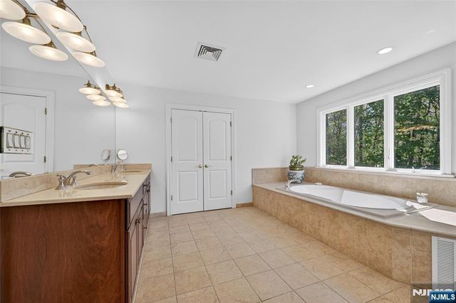 9 Heller Court, Mahwah, NJ 07430