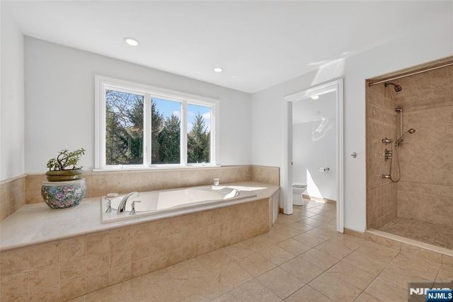 9 Heller Court, Mahwah, NJ 07430