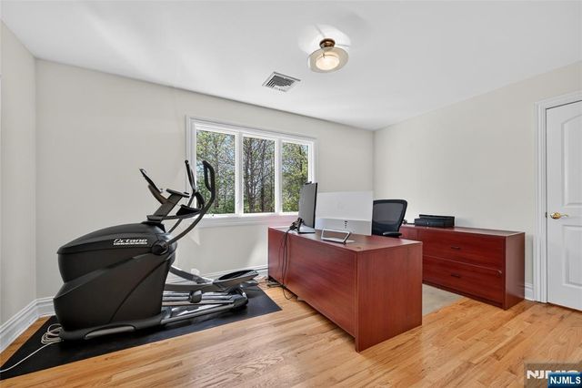 9 Heller Court, Mahwah, NJ 07430