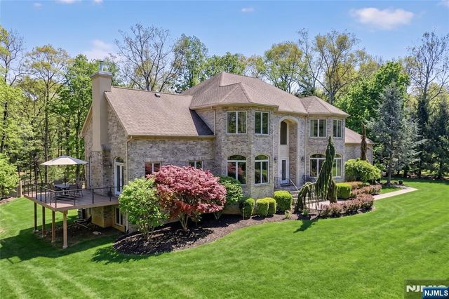 9 Heller Court, Mahwah, NJ 07430