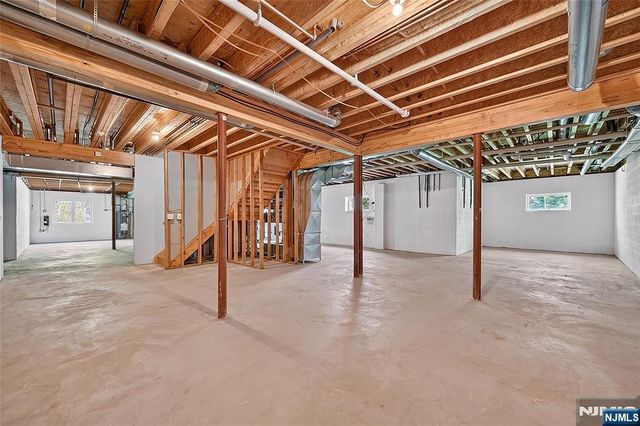 9 Heller Court, Mahwah, NJ 07430