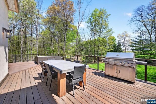 9 Heller Court, Mahwah, NJ 07430