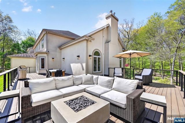 9 Heller Court, Mahwah, NJ 07430