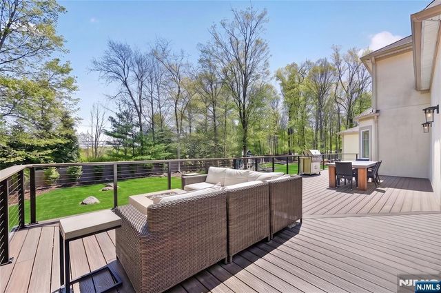 9 Heller Court, Mahwah, NJ 07430