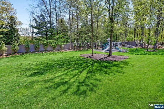 9 Heller Court, Mahwah, NJ 07430