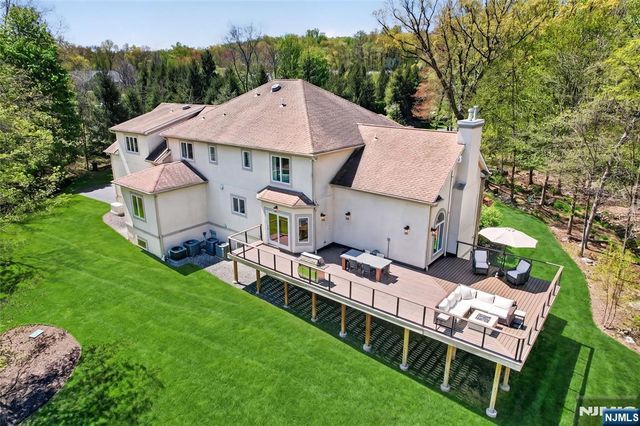 9 Heller Court, Mahwah, NJ 07430