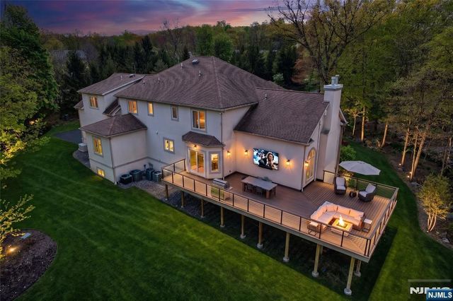9 Heller Court, Mahwah, NJ 07430