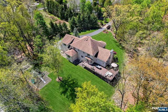 9 Heller Court, Mahwah, NJ 07430