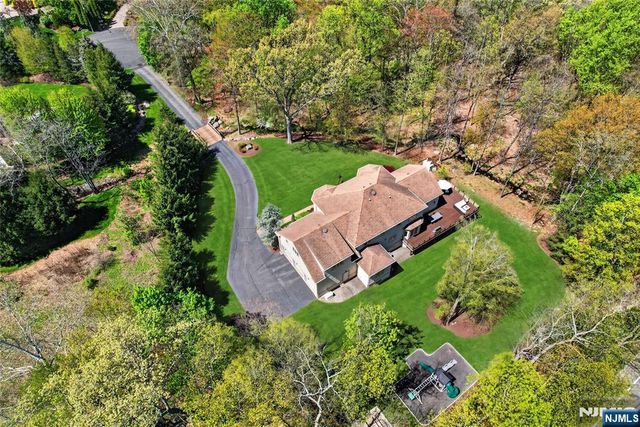 9 Heller Court, Mahwah, NJ 07430