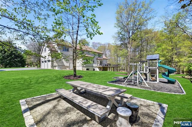 9 Heller Court, Mahwah, NJ 07430