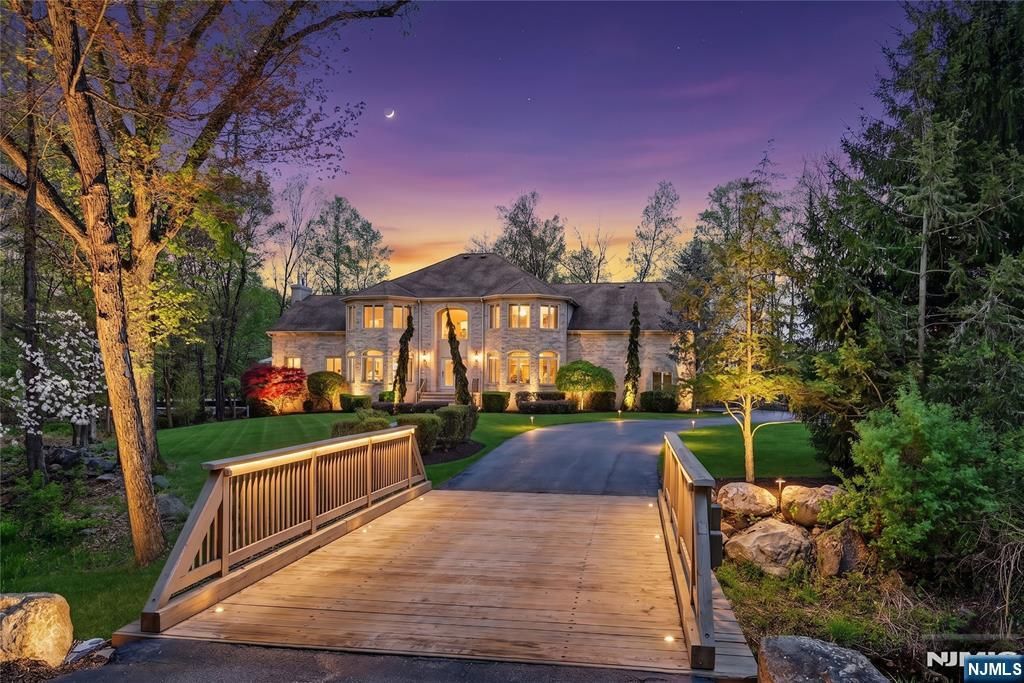 9 Heller Court, Mahwah, NJ 07430