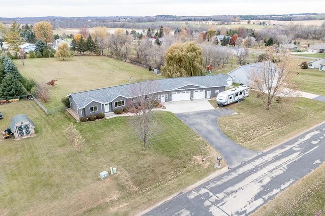 N1613 ERDINE LANE, Hortonville, WI 54944