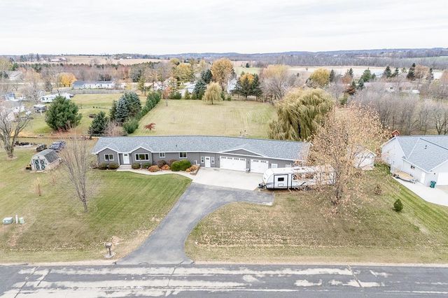 N1613 ERDINE LANE, Hortonville, WI 54944