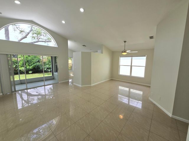 1041 Fairfax Circle W, Boynton Beach, FL 33436