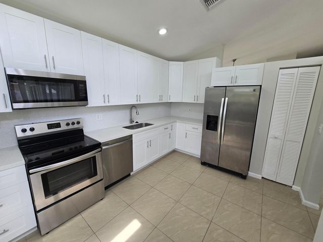 1041 Fairfax Circle W, Boynton Beach, FL 33436