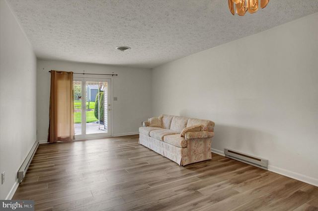 1084 WESTGATE DRIVE, Chambersburg, PA 17201