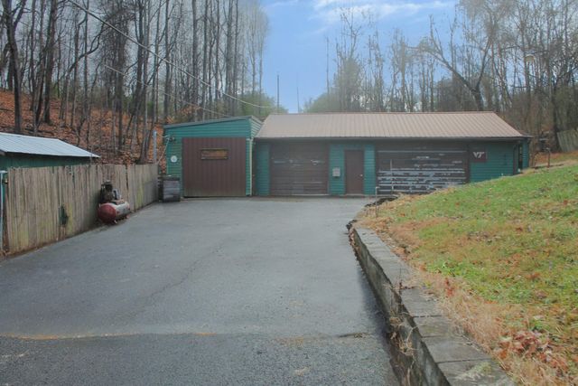 1039 Alvin DR, Vinton, VA 24179