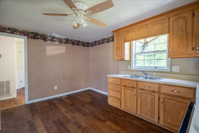 706 Tingle Trapp Road, Lawrenceburg, TN 38464