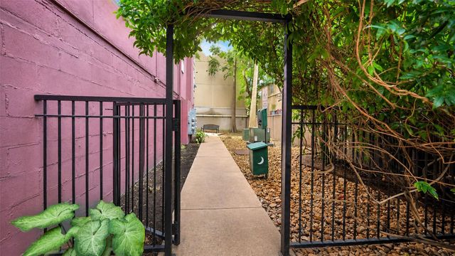 2400 Mccue Road 401, Houston, TX 77056