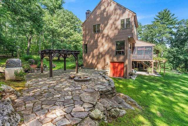 165 East St, Upton, MA 01568