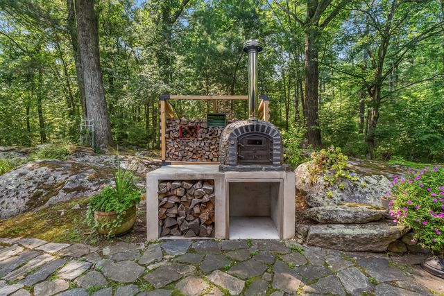 165 East St, Upton, MA 01568