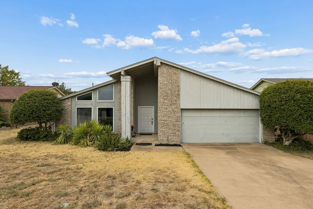 7012 Woodacre Road, Fort Worth, TX 76133