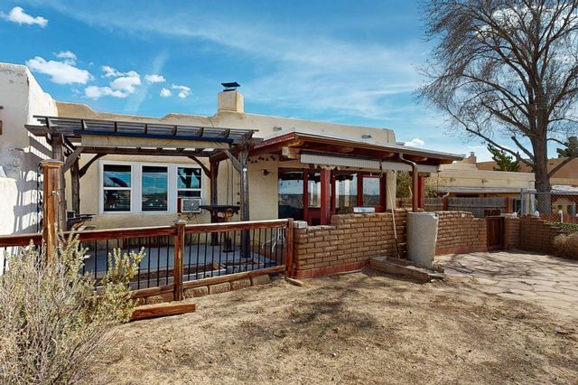 694 Lakeview Circle SE, Rio Rancho, NM 87124