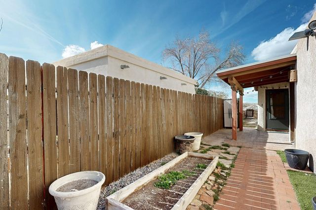 694 Lakeview Circle SE, Rio Rancho, NM 87124