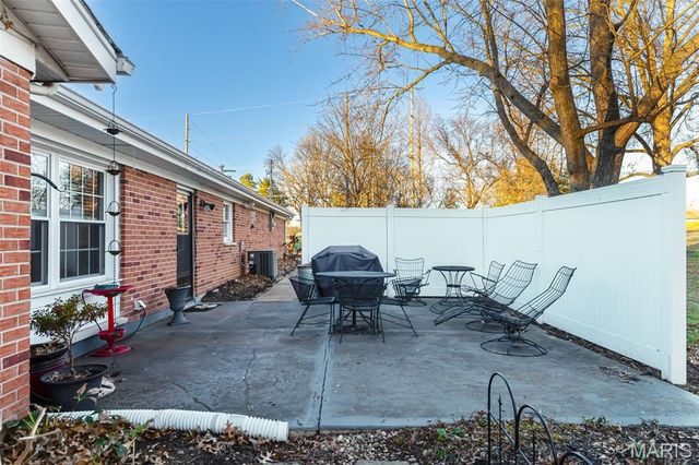 404 Conway Gardens Lane, Creve Coeur, MO 63141