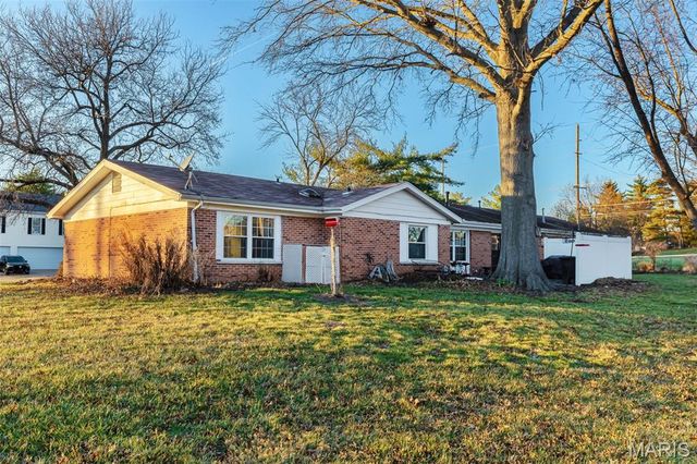 404 Conway Gardens Lane, Creve Coeur, MO 63141