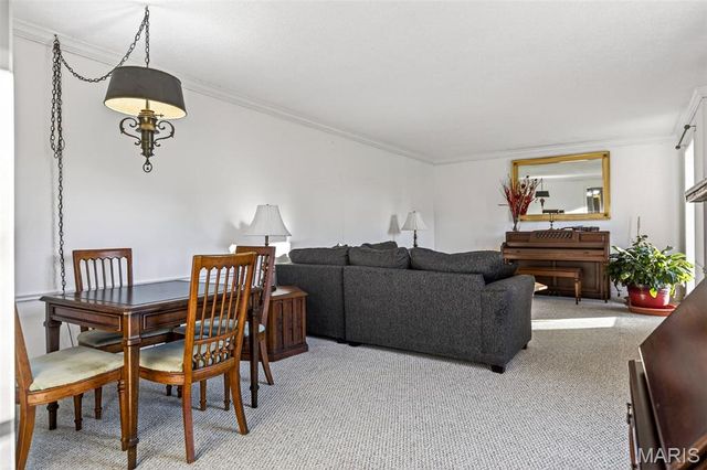 404 Conway Gardens Lane, Creve Coeur, MO 63141