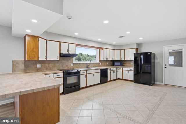 11223 VALLEY RD, Berkeley Springs, WV 25411