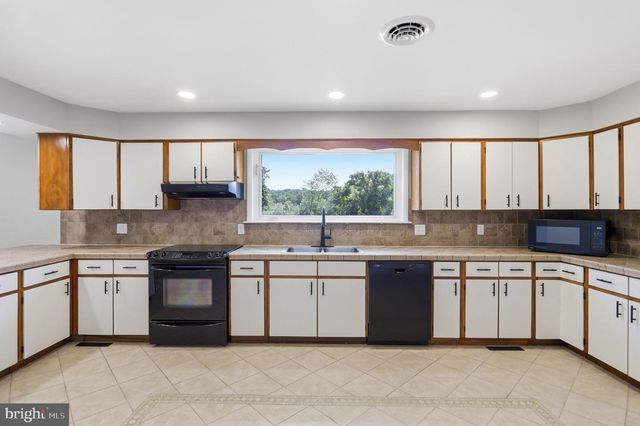 11223 VALLEY RD, Berkeley Springs, WV 25411