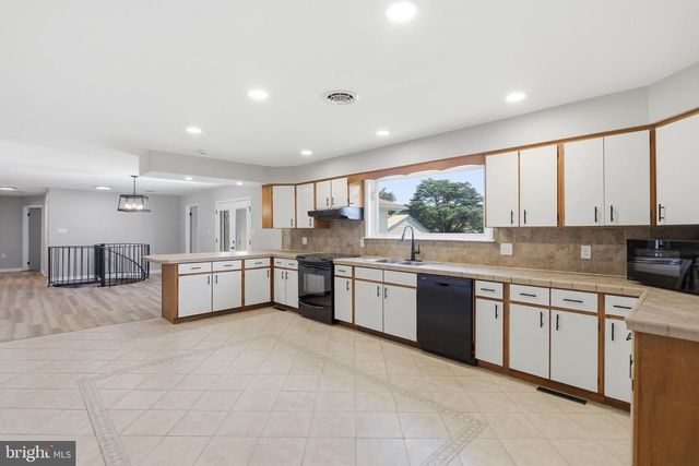 11223 VALLEY RD, Berkeley Springs, WV 25411