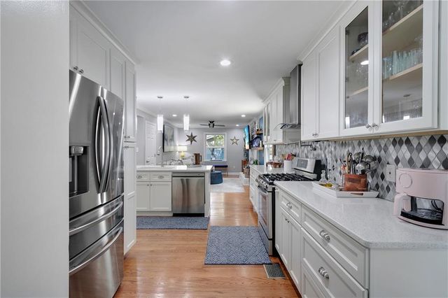 813 Lakeshore Drive, Berkeley Lake, GA 30096