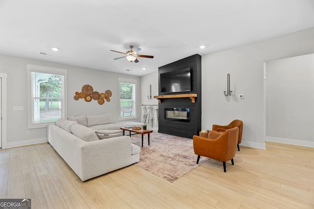 96 Whites Pond Road, Moreland, GA 30259