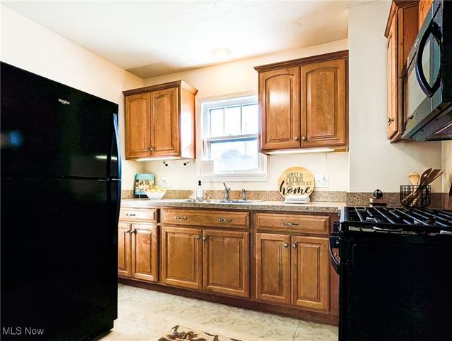 17 W Woodsdale Avenue, Akron, OH 44301