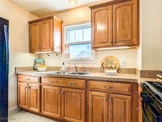 17 W Woodsdale Avenue, Akron, OH 44301